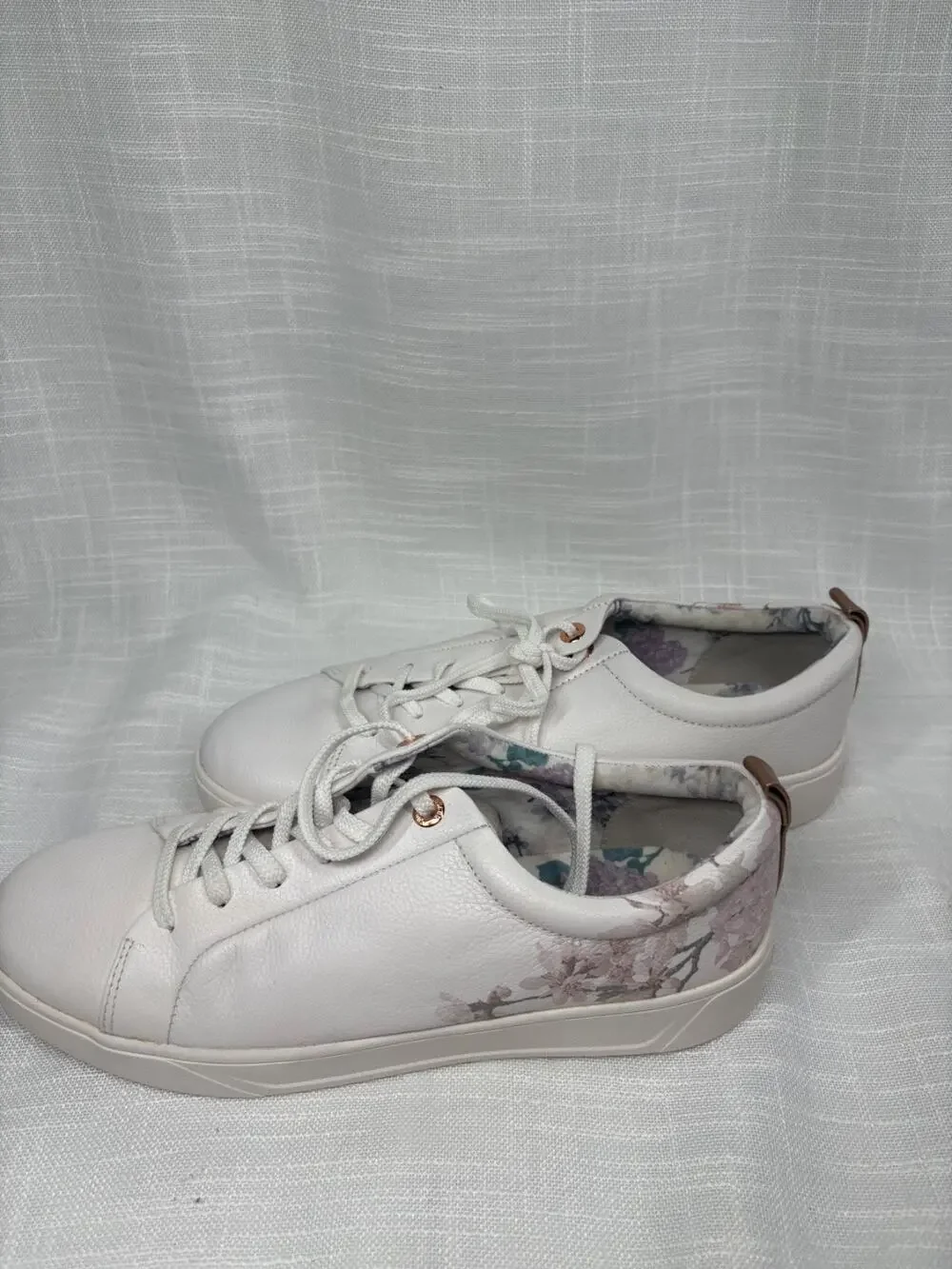 COUGAR BLOOM Leather Tennis Shoe Sneakers Sz 10 Floral Cherry Blossoms White